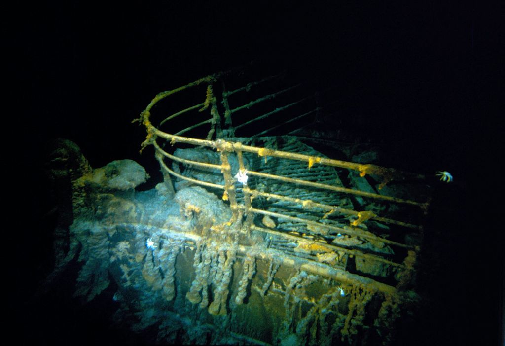 (Arsip) Gambar yang diambil selama penyelaman bersejarah tahun 1986 milik WHOI (Woods Hole Oceanographic Institution) dan dirilis pada 15 Februari 2023 ini menunjukkan haluan Titanic.  