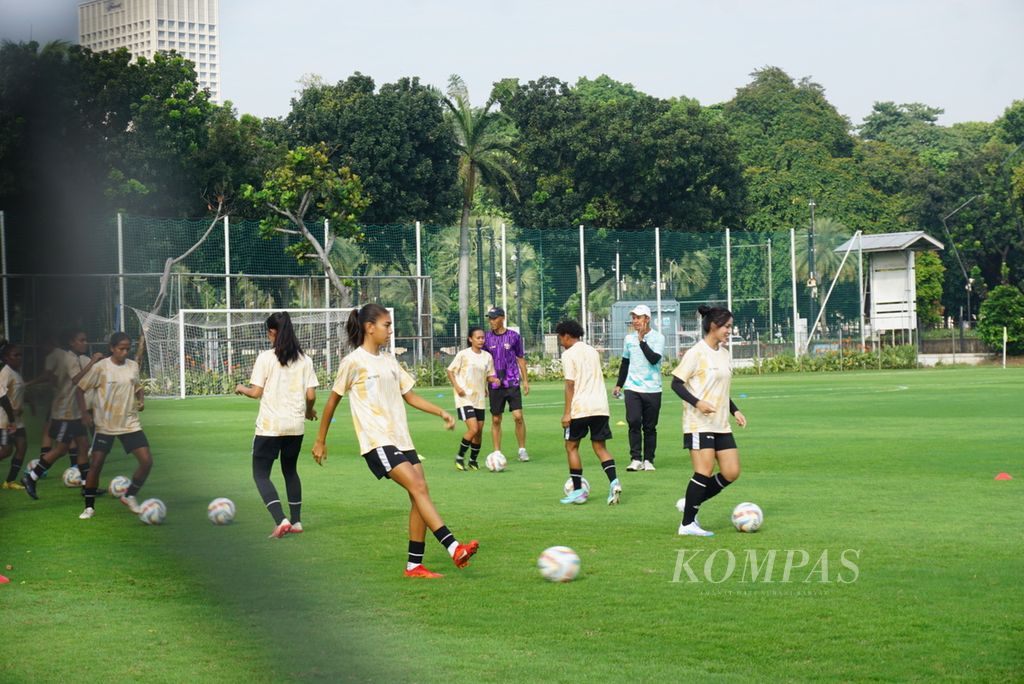 Para pemain timnas sepak bola putri Indonesia berlatih menjelang laga persahabatan melawan Singapura di Lapangan A, kawasan Gelora Bung Karno, Senayan, Jakarta, Senin (27/5/2024).