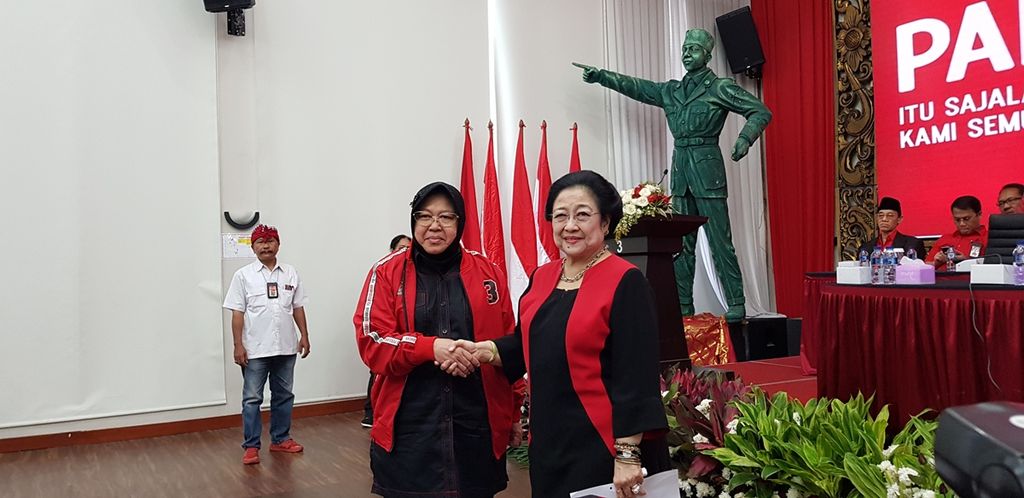 Ketua Umum DPP PDI Perjuangan Megawati Soekarnoputri melantik Tri Rismaharini sebagai Ketua DPP PDI-P Bidang Kebudayaan di Jakarta, Senin (19/8/2019).