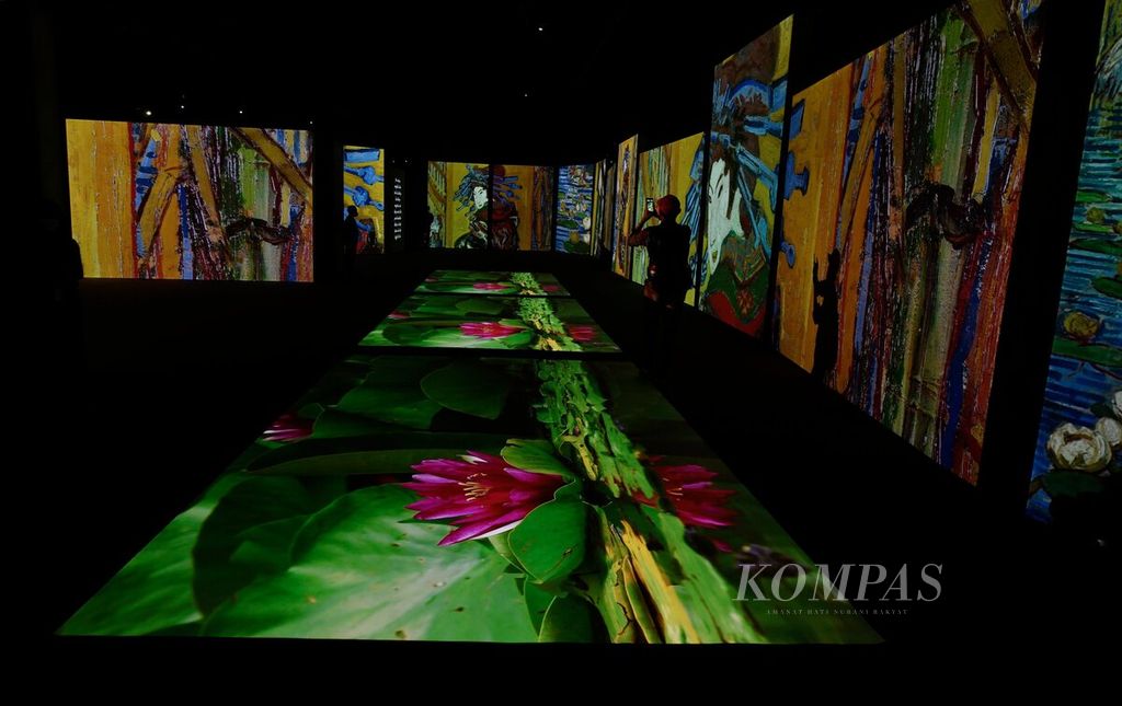The atmosphere of the Van Gogh Alive exhibition at Mal Taman Anggrek, West Jakarta, Thursday (6/7/2023). Van Gogh Alive, which is present for the first time in Indonesia, is a multisensory exhibition of Vincent Van Gogh's artwork.