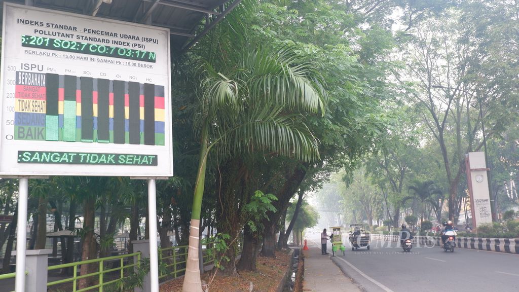 Suasana lalu lintas pagi hari di Jalan Lambung Mangkurat saat kabut asap akibat karhuta menyelimuti Kota Banjarmasin, Kalimantan Selatan, Selasa (3/10/2023). 