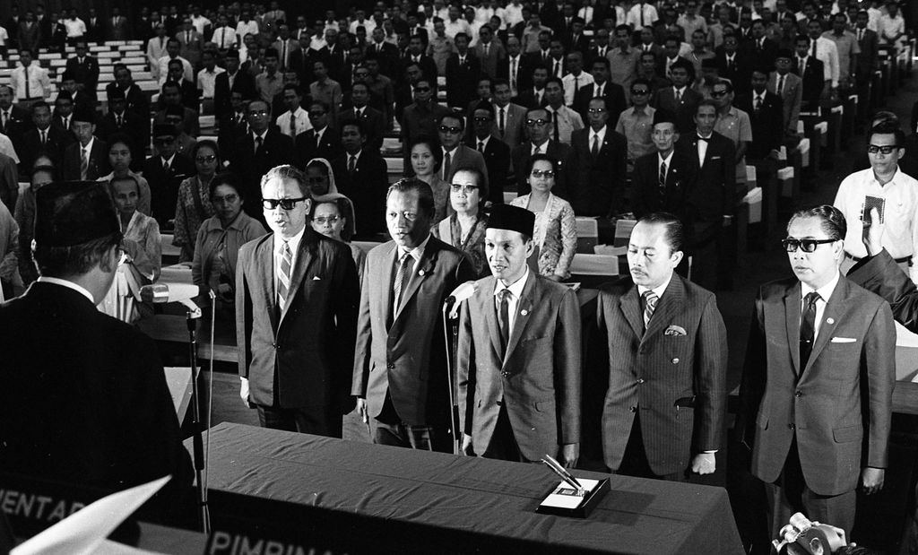 Dengan dipimpin oleh ketua sementara KH Bisji Sjamsuri, Senin, 1/11/1971, menyaksikan penyumpahan Pimpinan DPR yang baru.