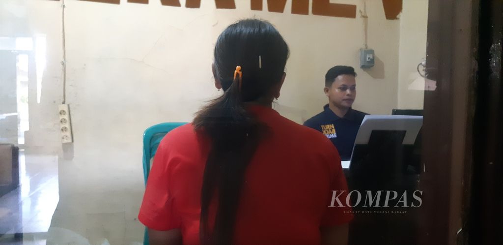 Seorang perempuan berinisial S melaporkan dugaan kasus kekerasan dalam rumah tangga kepada polisi di Kepolisian Sektor Gegesik, Kabupaten Cirebon, Jawa Barat, Selasa (21/11/2023). Korban diduga menjadi korban KDRT yang dilakukan oleh suaminya sendiri.