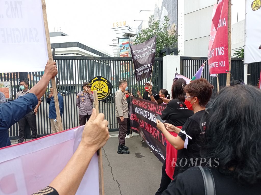 Polisi berbincang dengan peserta aksi damai tolak tambang emas PT Tambang Mas Sangihe di depan Direktorat Jenderal Mineral dan Batubara Kementerian Energi dan Sumber Daya Mineral, Kecamatan Tebet, Jakarta Selatan, Rabu (10/11/2021).