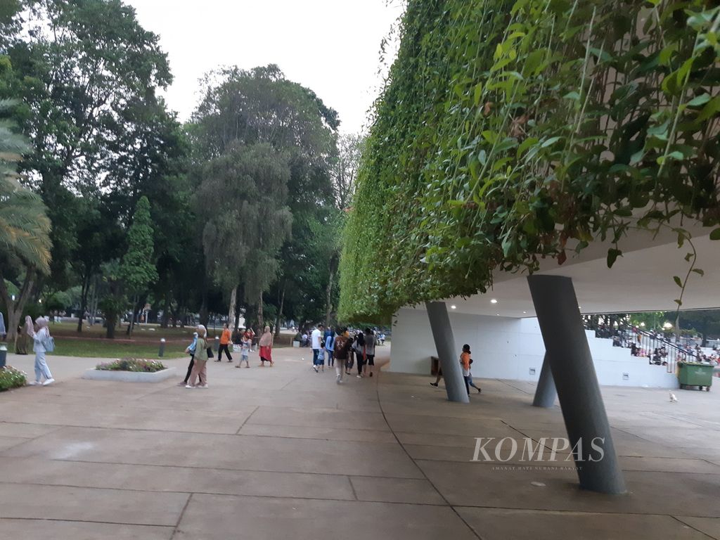 Sejumlah warga sedang menghabiskan liburan di Taman Lapangan Banteng, Jakarta Pusat, Minggu (12/11/2023). 