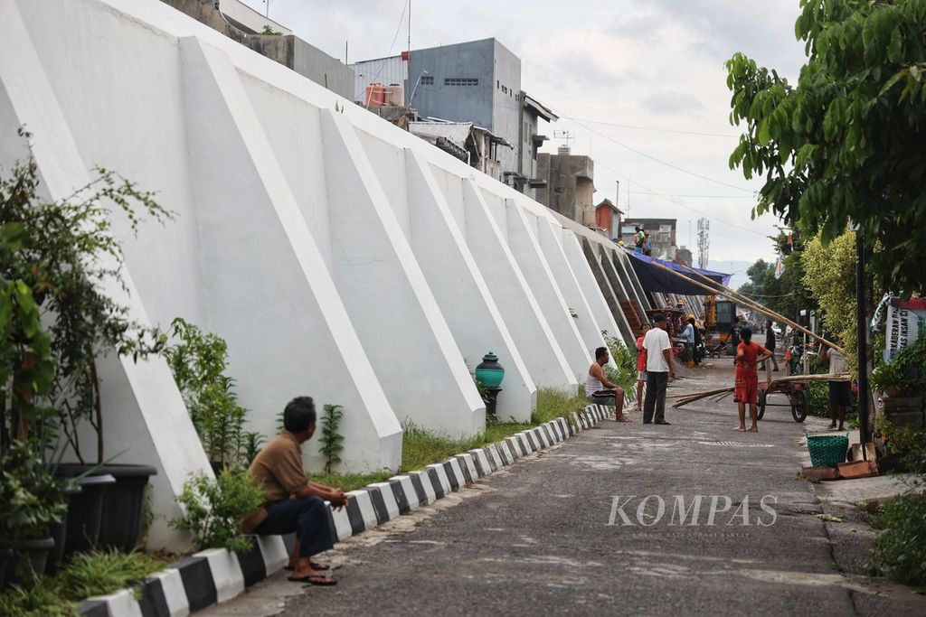 Warga duduk-duduk di Benteng Margi Hinggil di Kecamatan Kraton, Yogyakarta, Selasa (16/1/2024). Benteng itu mengelilingi kompleks Keraton Yogyakarta.