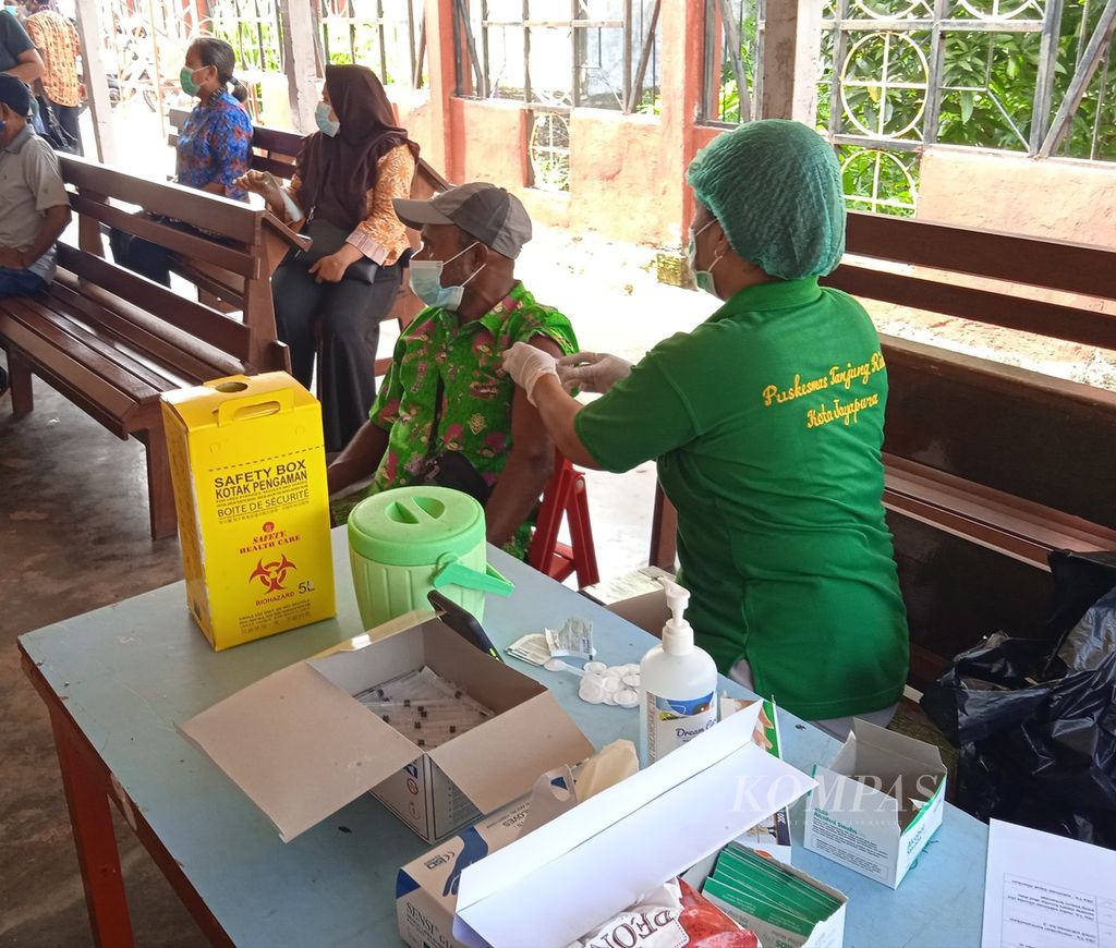 Vaksinasi Covid-19 bagi warga di Puskesmas Tanjung Ria, Kota Jayapura, Papua, pada 6 Mei 2021.