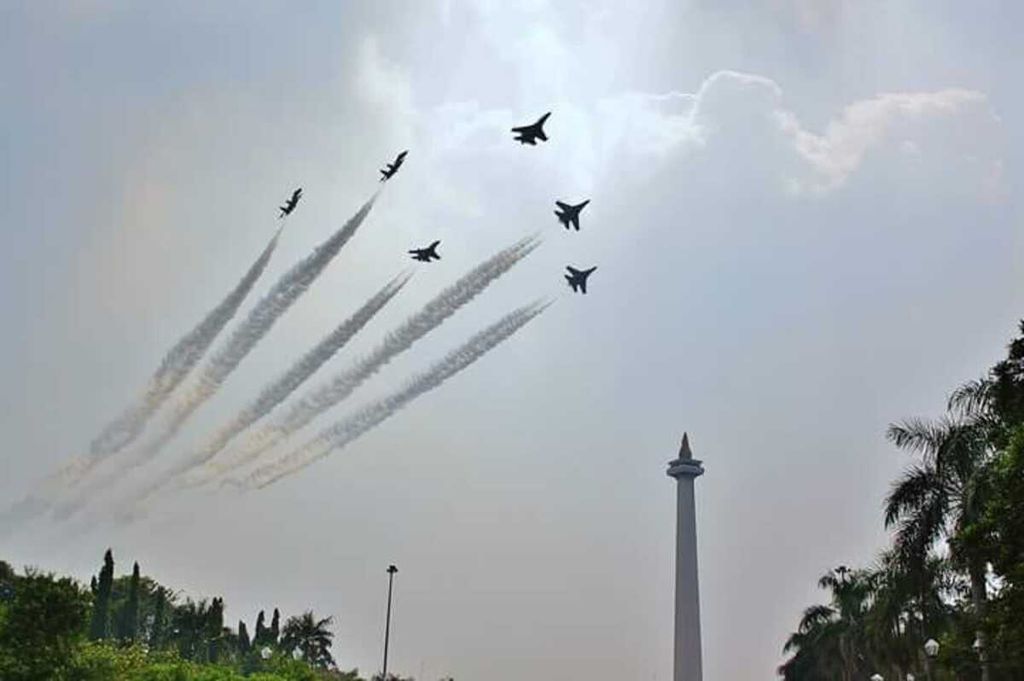 Pesawat-pesawat tempur TNI AU melintas di langit Jakarta. Pesawat-pesawat tempur ini berlatih untuk penampilan terbang lintas (fly pass) pada peringatan hari jadi ke-73 RI, Jumat (17/8/2018).