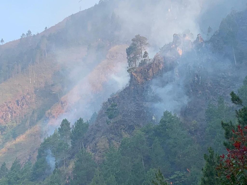 Asap terlihat mengepul dari lokasi kebakaran di Gunung Andong, Kabupaten Magelang, Jawa Tengah, Kamis (10/8/2023) siang.