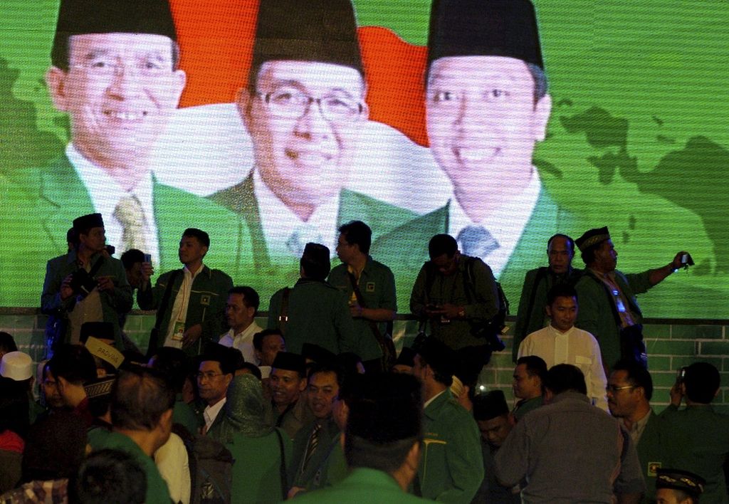 Muktamar PPP di Surabaya - Para peserta Muktamar VIII PPP berfoto di atas panggung dengan latar belakang foto Ketua Umum PPP Suryadharma Ali, Wakil Ketua Umum PPP Emron Pangkapi dan Sekjen PPP Romahurmuziy usai mengikuti upacara pembukaan muktamar di Hotel Empire Palace, Jalan Blauran, Surabaya, Jawa Timur, Rabu (15/10/2014).