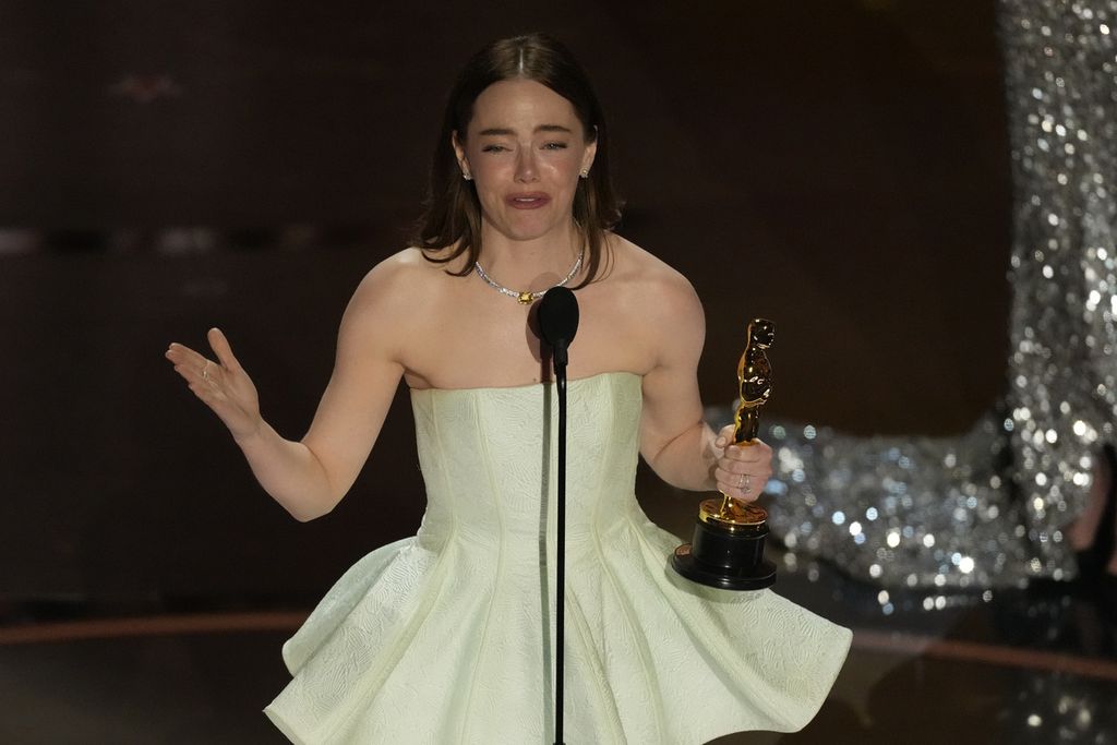 Emma Stone menerima Oscar sebagai Aktris Terbaik di film <i>Poor Things</i>.