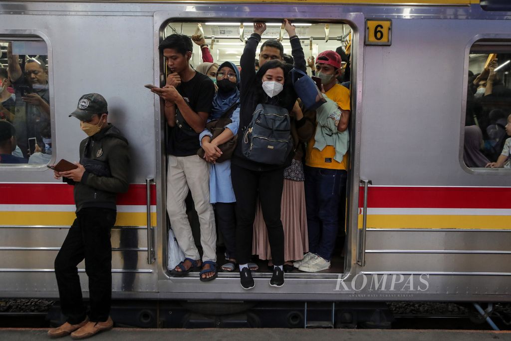 Warga berdesakan-desakan di dalam kereta komuter sebelum berangkat di Stasiun Tanah Abang, Jakarta, Selasa (25/7/2023). Penggunaan telepon seluler untuk mencari informasi semakin marak, termasuk dalam Pemilu 2024. 