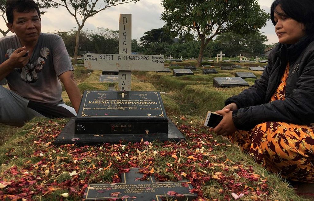 Henny Maretta Silalahi (37) dan Rudianto Simanjorang (47)  menyekar ke makam anak mereka, Tiara Debora Simanjorang, di Tempat Pemakaman Umum Tegal Alur, Kalideres, Jakarta Barat, Sabtu (9/9). Mereka masih belum rela melepas kepergian anaknya karena telatnya pelayanan di Rumah Sakit Mitra Keluarga Kalideres, Jakarta Barat.