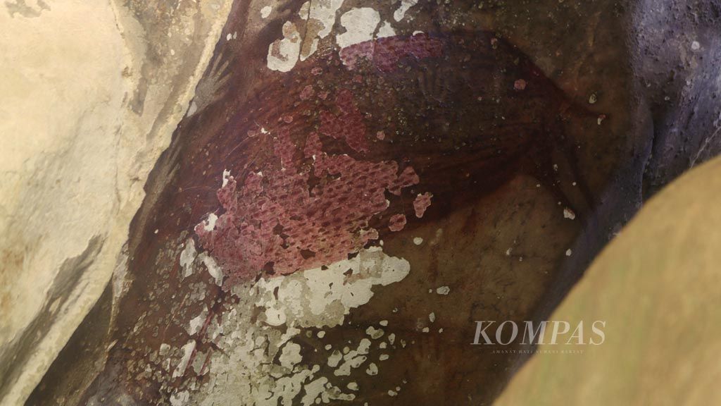 Lukisan babi rusa di salah satu dinding gua di Taman Prasejarah Leang-Leang, Maros, Sulawesi Selatan. Seni cadas berusaia ribuan hingga puluhan ribu tahun banyak terdapat di gua-gua yang tersebar di Taman Nasional Bantimurung-Bulusaraung. Ada lebih 200 gua di kawasan ini dan lebih dari setengahnya adalah gua prasejarah.