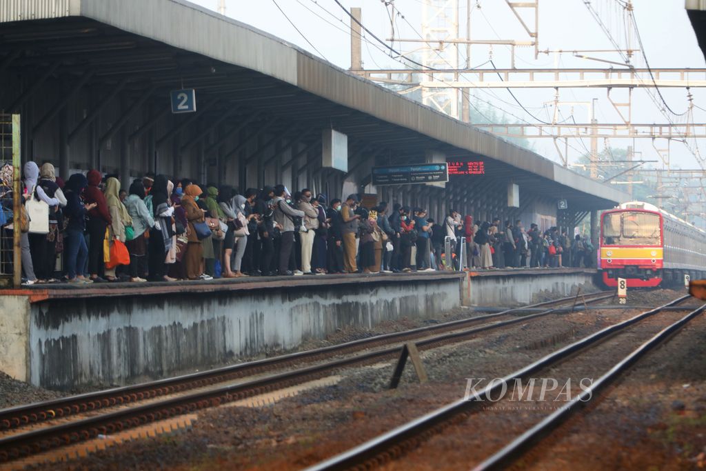  Penumpang bersiap naik KRL Commuterline tujuan Stasiun Tanah Abang di Stasiun Rawa Buntu, Serpong, Tangerang Selatan, Senin (8/6/2020) sekitar pukul 06.52 WIB.