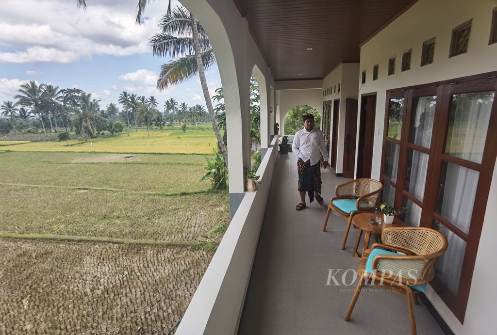 Pemandangan sawah hijau dari Andewi Homestay di Desa Karang Sidemen, Kecamatan Batukliang Utara, Lombok Tengah, Nusa Tenggara Barat, Minggu (11/6/2023). Hadirnya <i>homestay </i>menjadi penting dalam mendukung pengembangan desa wisata.