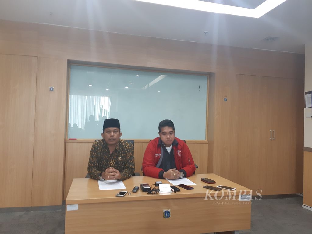 Wakil Ketua Fraksi PSI DKI Jakarta Justin Adrian dan anggota Badan Kehormatan DPRD DKI Jakarta, August Hamonangan, di DPRD DKI Jakarta, Jumat (29/11/2019).