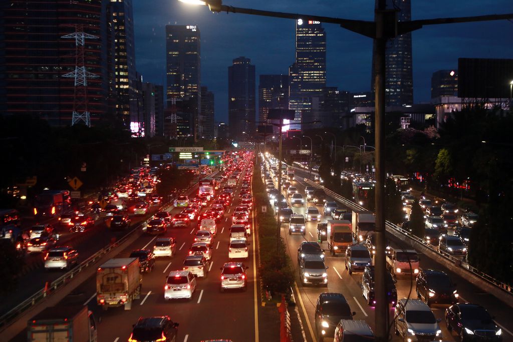 Kemacetan terjadi pada dua ruas jalur tol dan jalan umum di kawasan Semanggi, Jakarta, Senin (24/10/2022). Hal ini terjadi karena meningkatnya volume kendaraan ketika jam pulang kantor, sekitar pukul 17.00 WIB. 
