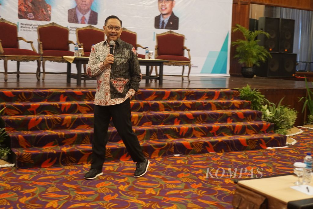 Kepala Otorita IKN Bambang Susantono berbicara dalam seminar bertajuk ”Menuju IKN yang Cerdas dan Berkelanjutan” di Kota Balikpapan, Kalimantan Timur, Jumat (15/9/2023).