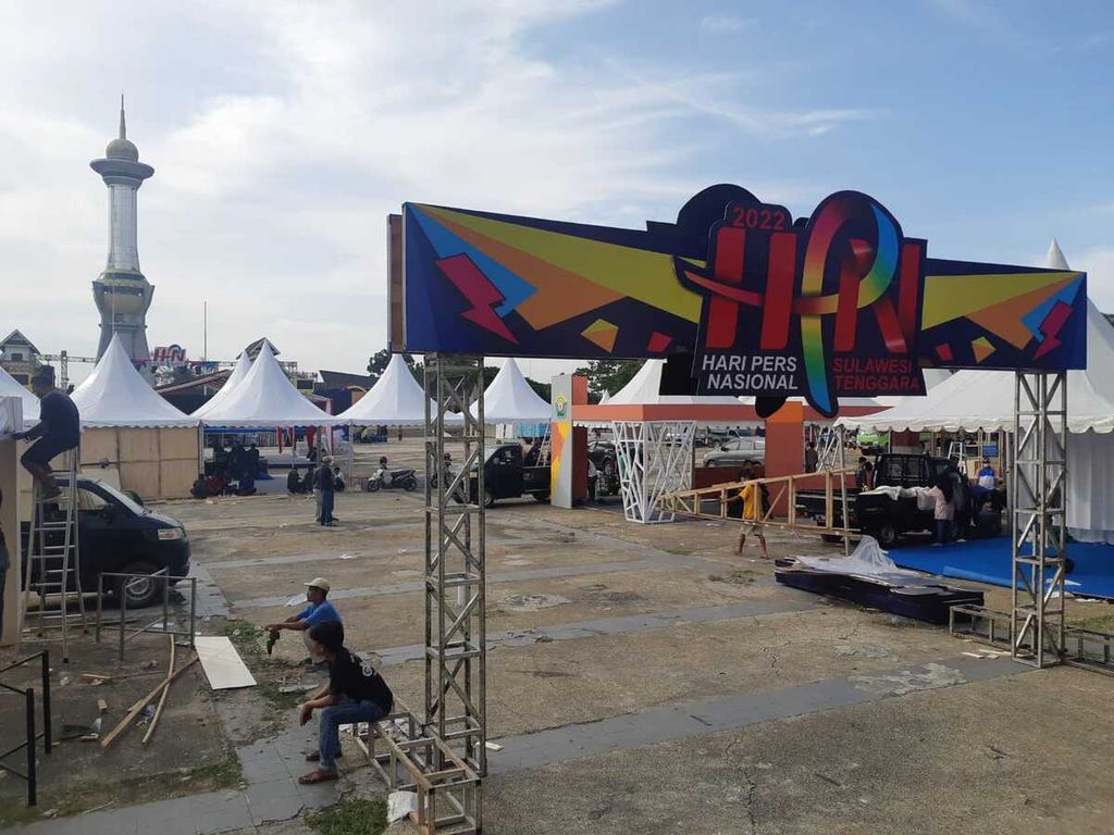 Pekerja  menyelesaikan pemasangan tenda dan perlengkapannya di lokasi puncak acara peringatan HPN 2022 di monumen ex-MTQ, Kendari, Sulawesi Tenggara, Sabtu (5/2/2022) siang.