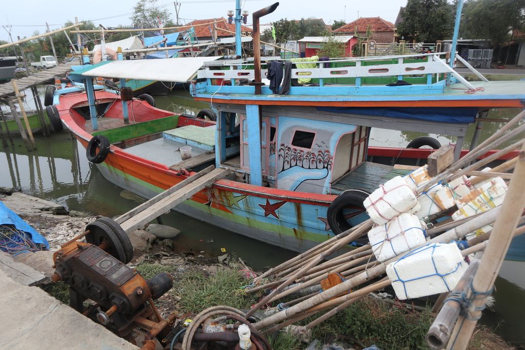 Kapal nelayan rajungan tertambat di muara Karangsong, Kabupaten Indramayu, Jawa Barat, Senin (26/10/2020). Lebih dari sebulan nelayan tidak melaut karena minimnya hasil tangkapan rajungan. Padahal, harga rajungan sedang naik, mencapai Rp 75.000 per kilogram. Ketika musim rajungan, Mei lalu, harganya anjlok hingga Rp 20.000 per kg.
