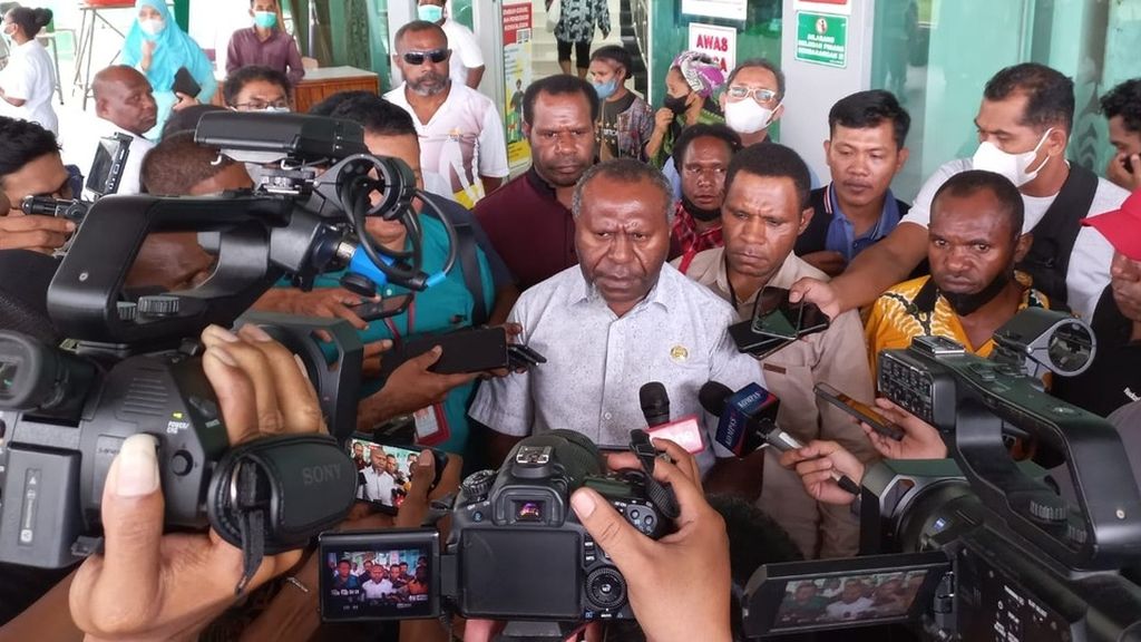 Direktur Rumah Sakit Dok II Jayapura dr Anton Mote saat memberikan keterangan pers terkait kondisi kesehatan Gubernur Papua Lukas Enembe.