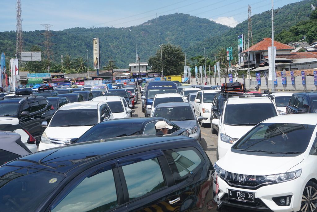 Mobil mengantre di pintu masuk Dermaga Eksekutif Pelabuhan Merak, Cilegon, Banten, Senin (8/4/2024).