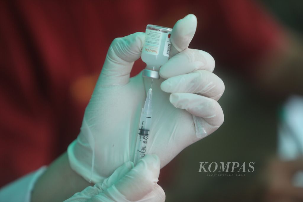 Petugas menyiapkan suntikan vaksinasi penguat Covid-19 Indovac di Puskesmas Menteng, Jakarta Pusat, Rabu (3/5/2023).