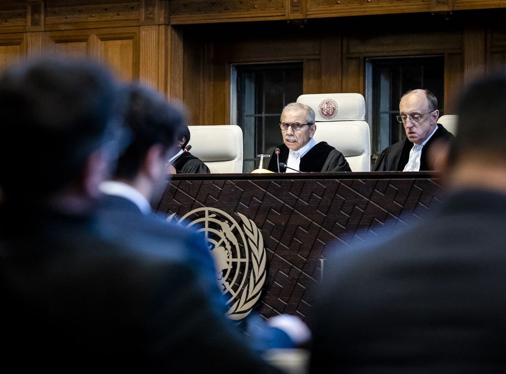 Ketua Majelis Hakim Mahkamah Kriminal Internasional Nawaf Salam (tengah) dalam sidang gugatan Nikaragua terhadap Jerman, Selasa (30/4/2024), di Den Haag, Belanda.