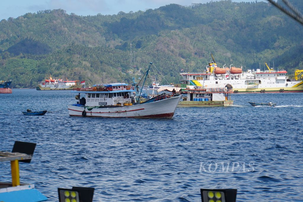 Kapal-kapal perikanan berlayar di perairan Pelabuhan Perikanan Samudera Bitung, Sulawesi Utara, Jumat (20/10/2023). 