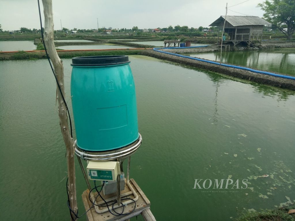  A catfish feed barrel equipped with an E-Fishery device in one of the ponds in Krimun Village, Friday (12/8/2018). By utilizing this digital system of automatic feeders, the yield of catfish farmers has doubled.t.