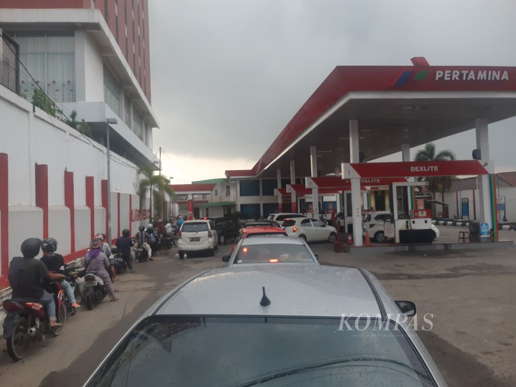 Antrean kendaraan di SPBU yang berada di Kawasan Simpang Polda, Palembang, Sumatera Selatan, Rabu (31/8/2022). Antrean menyebabkan kemacetan panjang. Menelang penyesuaian harga sejumlah langkah antisipasi sudah disiapkan. Pertamina pun mengklaim tidak ada pembatasan dan stok BBM bersubsidi aman. 