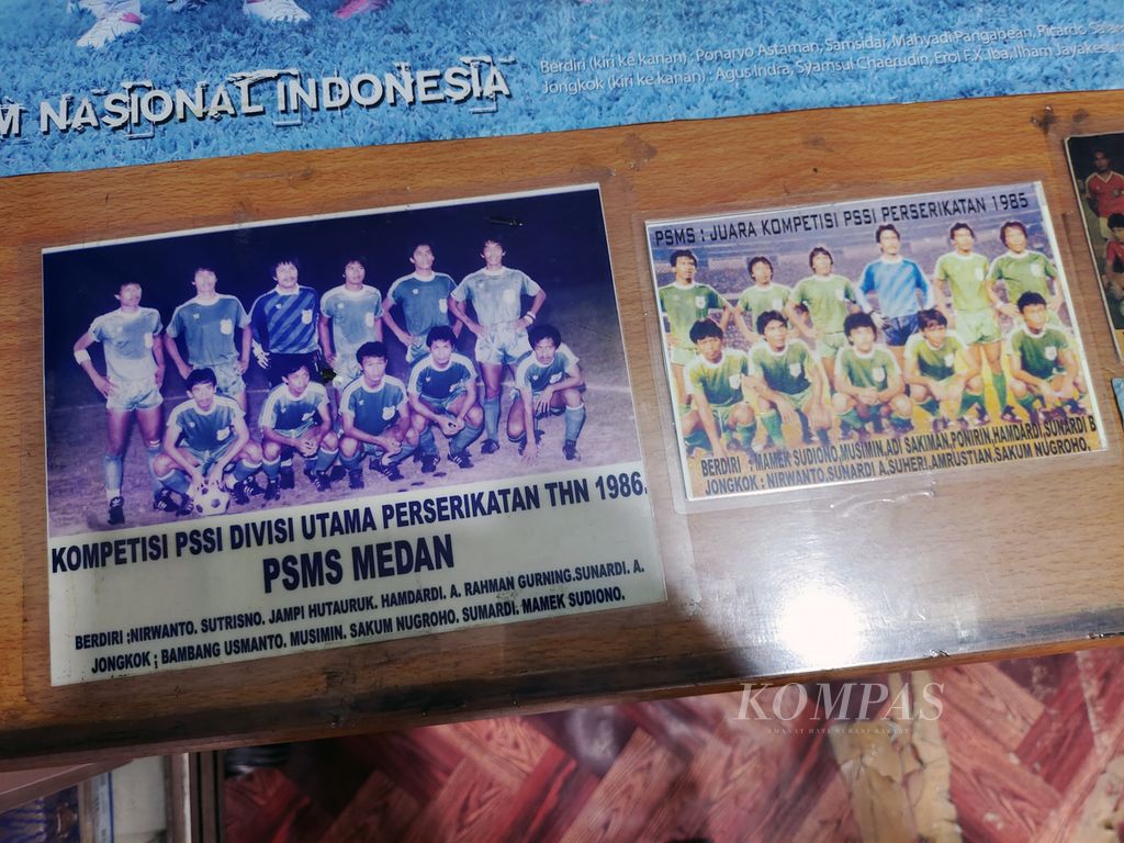 Foto-foto jejak kejayaan PSMS Medan yang dikoleksi warga pencinta PSMS di toko olahraga miliknya di kawasan Jalan Gedung Arca, Kecamatan Medan Kota, Kota Medan, Sumatera Utara, Selasa (18/7/2023). 