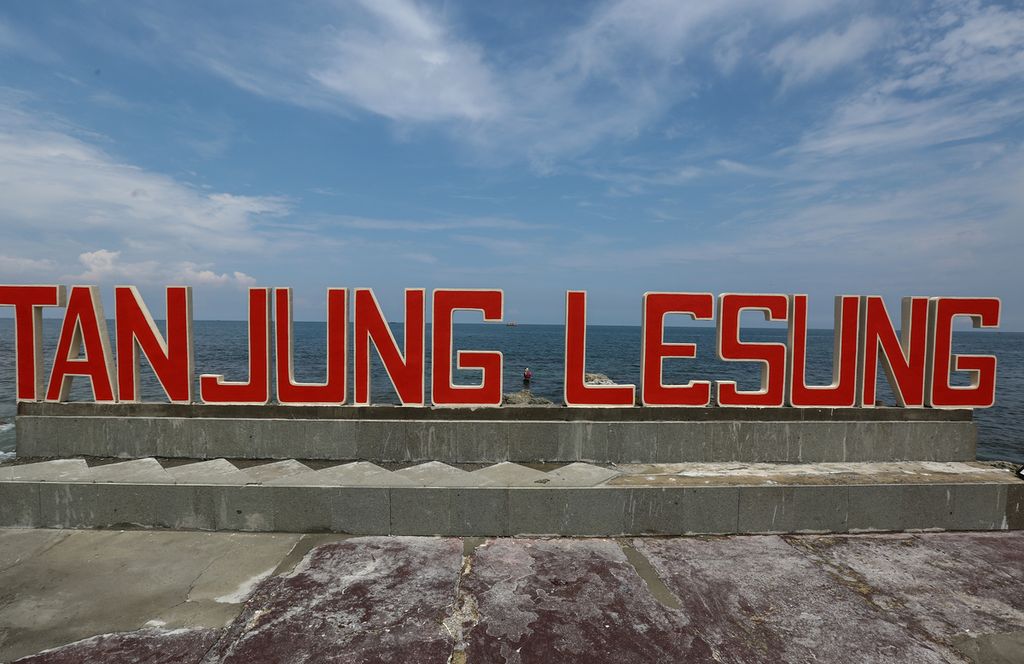 Warga memancing di Tanjung Lesung Resort di kabupaten Pandeglang, Banten, Sabtu (28/12/2019). Kawasan yang terdampak tsunami pada Desember tahun lalu ini kembali bangkit. 
