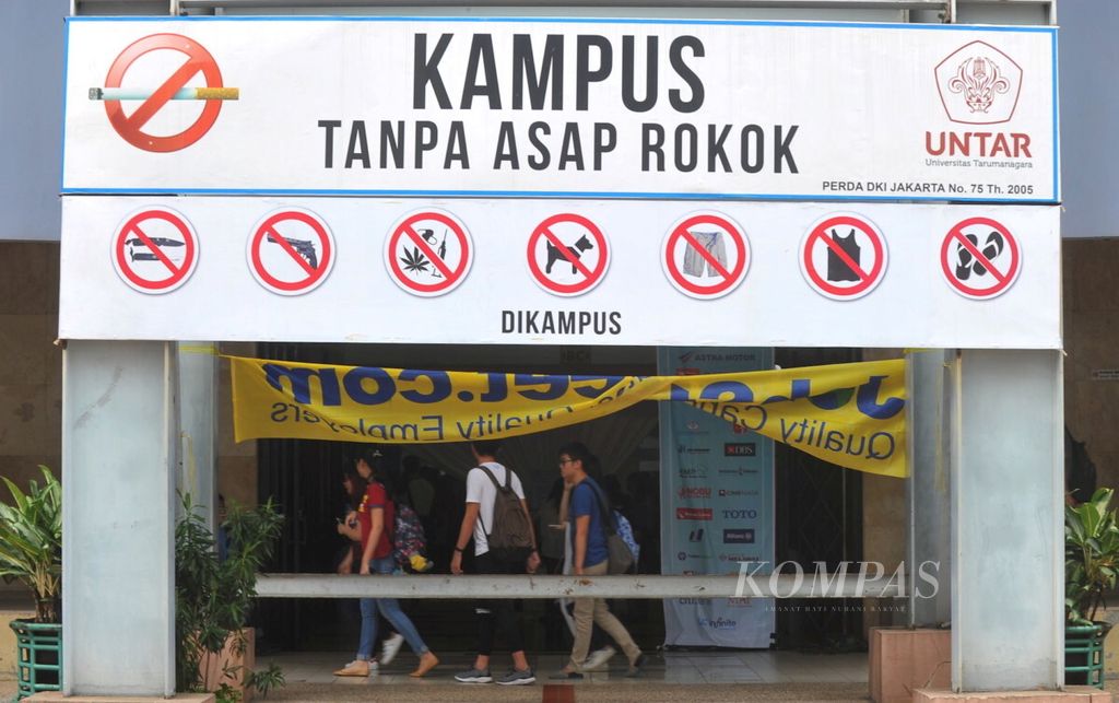 Papan bertuliskan larangan merokok di lingkungan kampus terpasang di Kampus II Universitas Tarumanagara, Jakarta, Kamis (2/3/2017).
