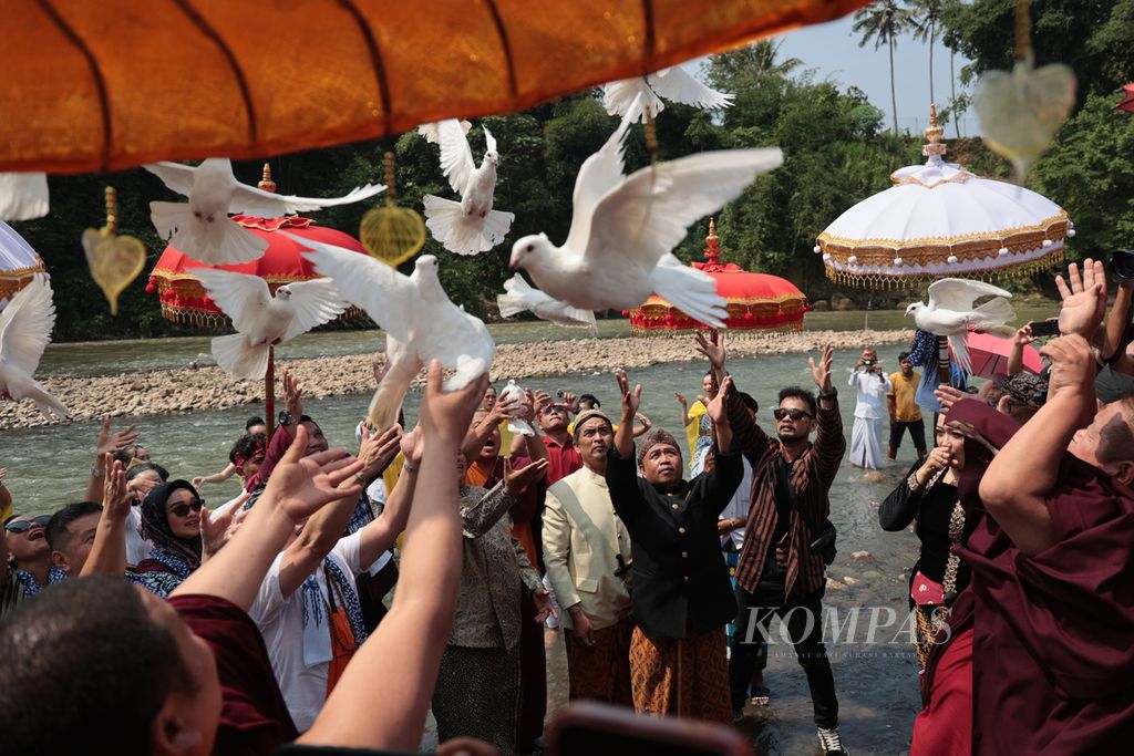 Biksu dan perwakilan masyarakat peserta acara Merti Karuna Bumi melepaskan burung merpati di tepi Sungai Progo, Desa Wanurejo, Kecamatan Borobudur, Magelang, Jawa Tengah, Rabu (22/5/2024).