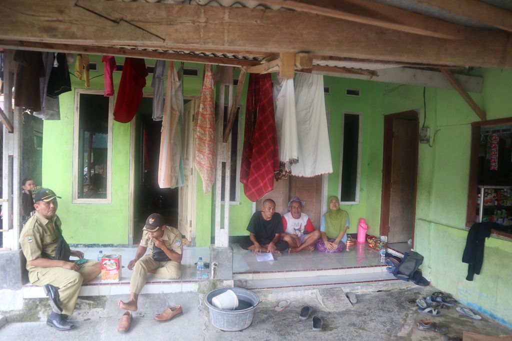 Potret rumah keluarga Nenah, pekerja migran Indonesia asal Majalengka, di rumahnya di Desa Ranji Wetan, Majalengka, Senin (24/5/2021). Nenah terancam hukuman mati di Arab karena dituduh membunuh sopir majikannya.