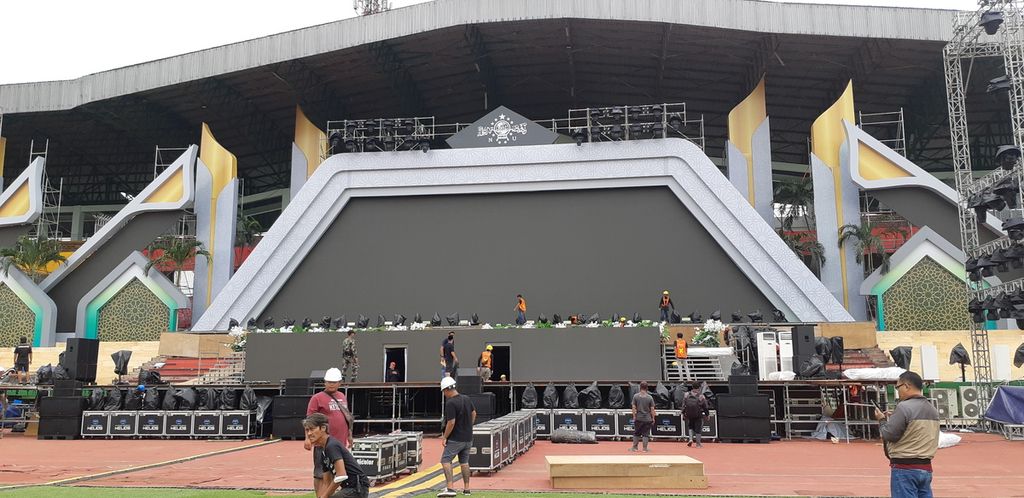 Sejumlah pekerja merapikan panggung acara Resepsi Puncak Satu Abad NU di Gelora Delta Sidoarjo, Minggu (5/2/2023). Acara puncak digelar Selasa (7/2/2023). 