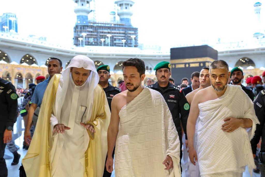Putra Mahkota Jordania Pangeran Hussein menunaikan umrah di Masjidil Haram, Mekkah, pada 18 Maret 2024.