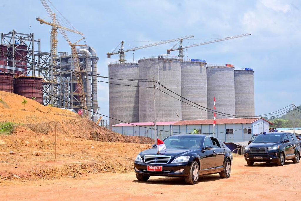 Rombongan Presiden Joko Widodo tiba di Smelter Grade Allumina Refinery yang sedang dibangun oleh PT Indonesia Asahan Aluminium atau Inalum (Persero), Rabu (20/3/2024). Smelter rencananya rampung Juni ini.