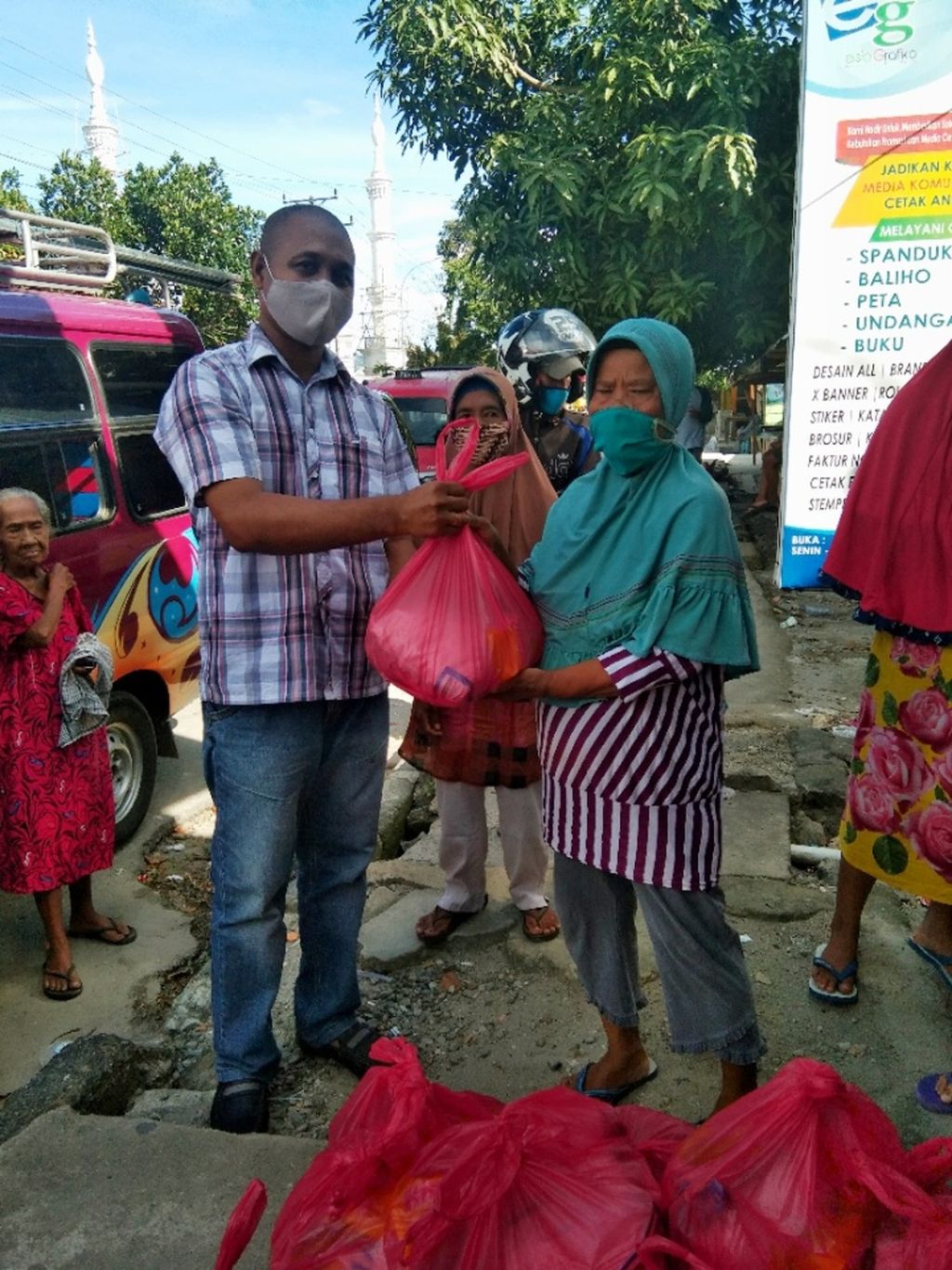 Jemaat Gereja Protestan Maluku berbagi sembako dengan umat Islam di Desa Poka, Kota Ambon, Maluku pada Jumat (24/4/2020).