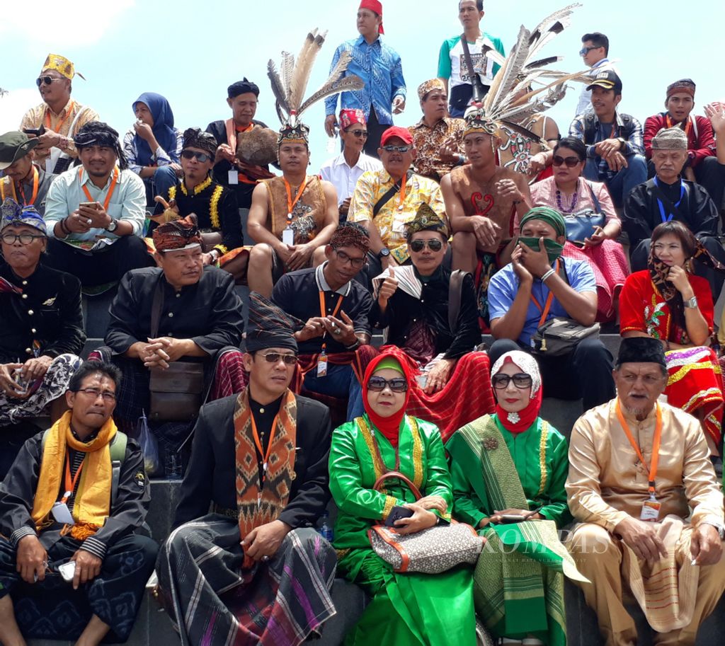 Para perwakilan kelompok masyarakat adat menghadiri penutupan Rapat Kerja Nasional V Aliansi Masyarakat Adat Nusantara yang diselenggarakan di Benteng Moraya, Minahasa, Sulawesi Utara, Sabtu (17/3).
