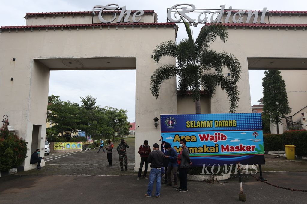Hotel Radiant di Jalan Gronggong, Kabupaten Cirebon, Jawa Barat, mulai disiapkan sebagai tempat isolasi mandiri bagi pasien Covid-19 tanpa gejala, Jumat (15/1/2021). Sebanyak 41 kamar dengan 78 tempat tidur disiapkan untuk isolasi.