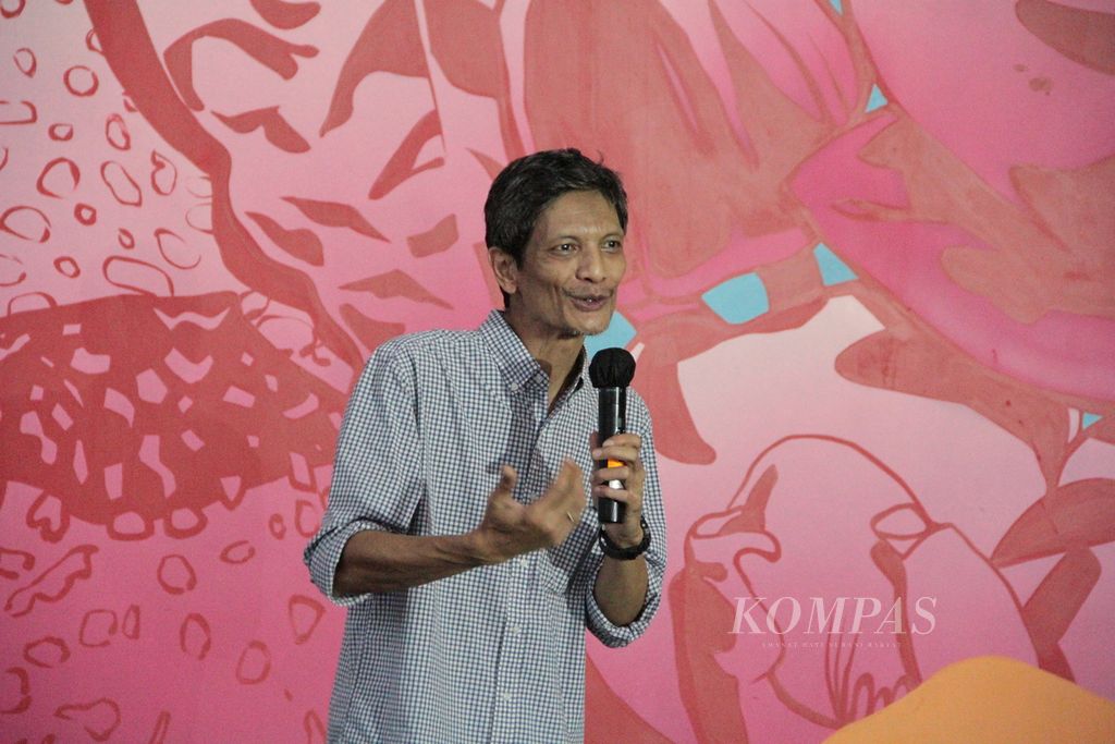 TuTu Erlangga, a painter from Jakarta, participated in the inauguration of the mural "Together" as a commemoration of the 75th anniversary of diplomatic relations between Indonesia and Australia in Taman Ismail Marzuki, Jakarta on Thursday (28/3/2024). This mural is the result of a collaboration between two artists from both countries, namely TuTu Erlangga from Indonesia and George Rose from Australia.
