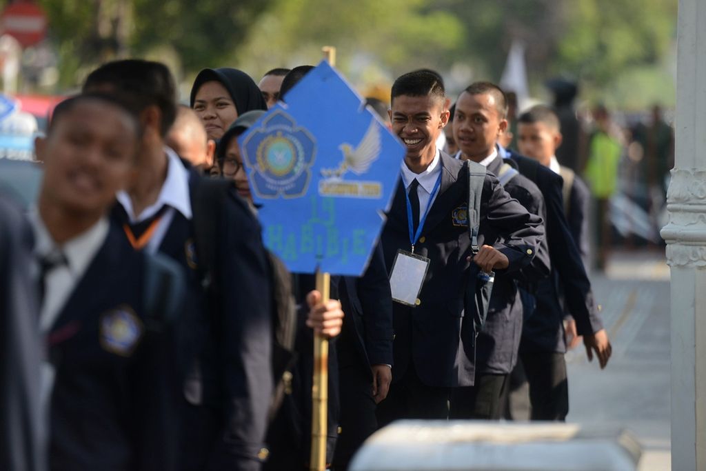 Mahasiswa baru Institut Sains dan Teknologi Akprind mengikuti kegiatan orientasi mahasiswa baru dengan menyusuri kawasan Kotabaru, Yogyakarta, Rabu (18/9/2019). 