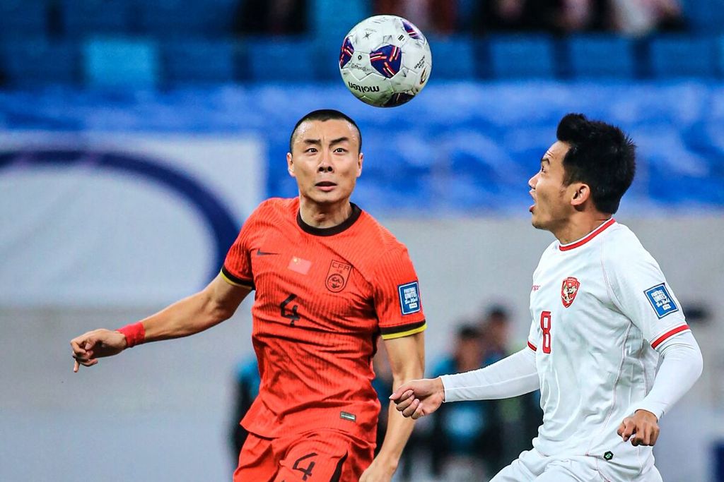 Pemain China, Li Lei (kiri), dan pemain sayap Indonesia, Witan Sulaeman, berebut bola sundulan pada laga penyisihan Grup C putaran ketiga kualifikasi Piala Dunia 2026 di Stadion Sepak Bola Pemuda Qingdao, China, Selasa (15/10/2024). China menang, 2-1.