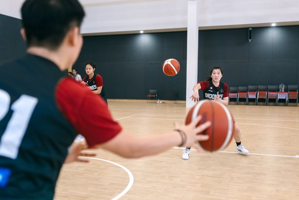 Para pemain timnas basket putri berlatih dalam "training camp" Asian Games Hangzhou 2023 di Surabaya, Jawa Timur, Jumat (8/9/2023).