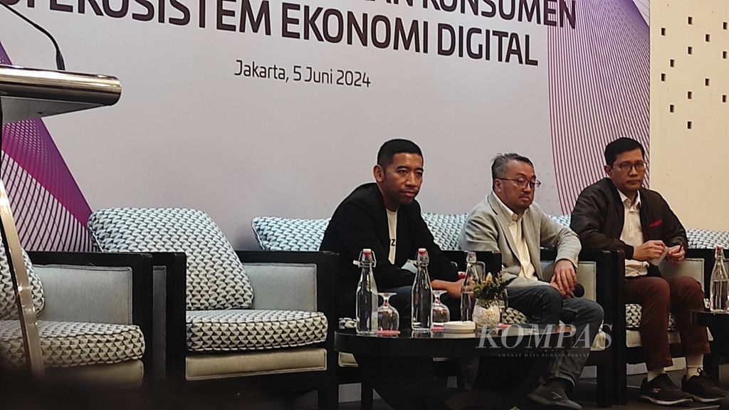 Dari kiri ke kanan, Deputy Chief Customer Service Lazada Indonesia Farid Suharjo, Wakil Ketua Umum Asosiasi E-Commerce Indonesia (idEA) Budi Primawan, dan Ketua Komisi Komunikasi dan Edukasi Badan Perlindungan Konsumen Nasional (BPKB) Heru Sutadi, saat menghadiri diskusi publik Urgensi Pemberdayaan Konsumen di Ekosistem E-Commerce, Rabu (5/6/2024), di Jakarta.