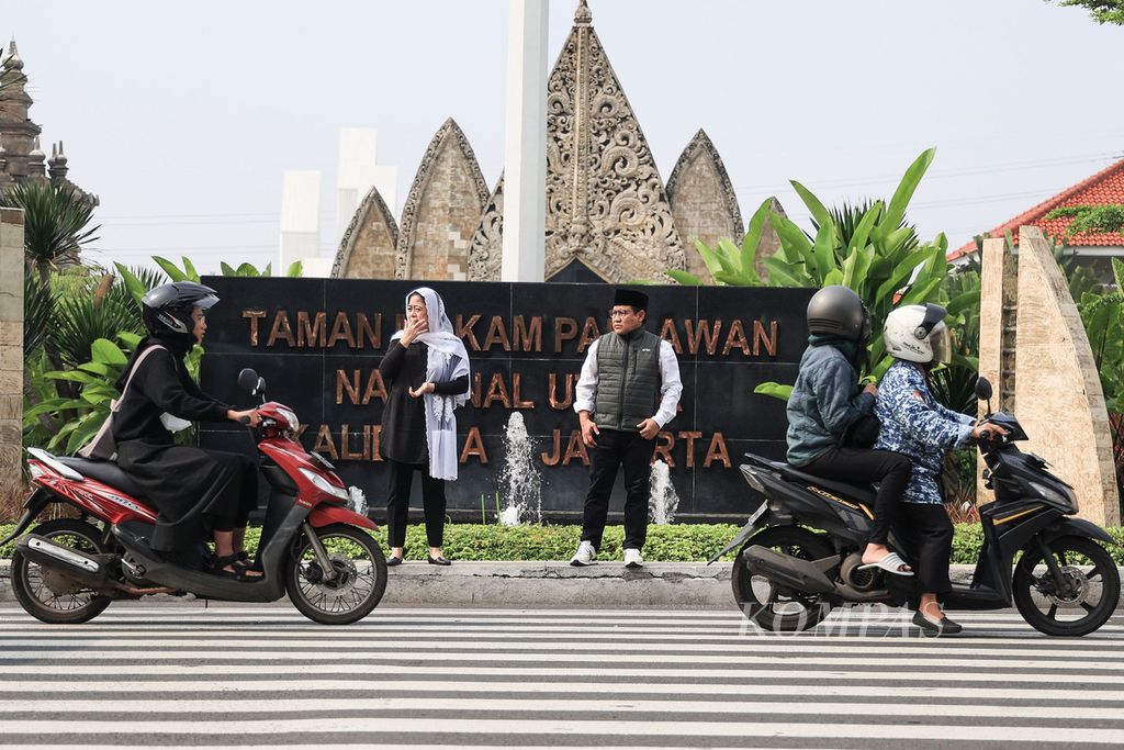 Ketua DPP PDI-P Puan Maharani (kiri) bersama Ketua Umum PKB Muhaimin Iskandar menunggu menyeberang jalan seusai ziarah bersama ke makam mantan Ketua MPR Taufiq Kiemas, ayah Puan, di Taman Makam Pahlawan Kalibata, Jakarta, Minggu (25/9/2022). 