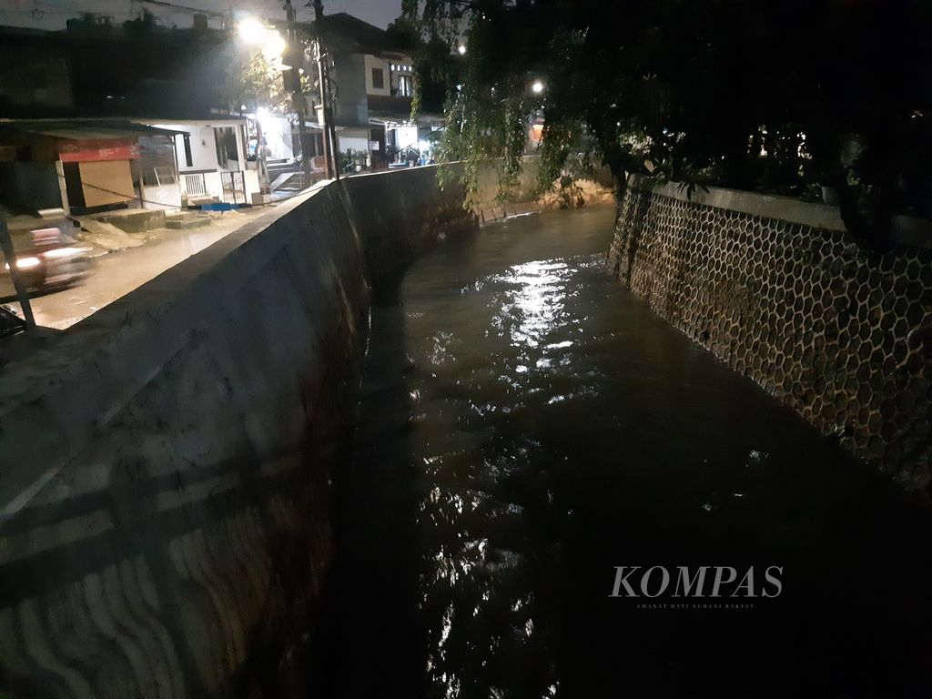 Suasana di Kali Mampang, Jakarta Selatan, pada malam hari, Sabtu (3/3/2024). Di aliran sungai ini diketahui dua anak diduga hanyut terbawa arus deras air Kali Mampang.